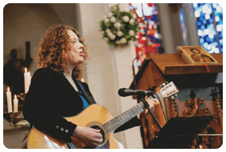 zangeres uitvaart kerk ceremonie akoestisch gitaar